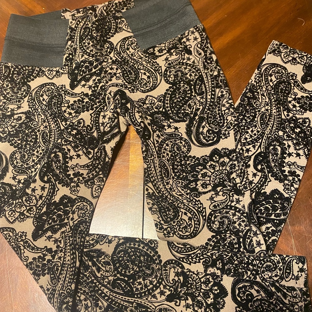 Signature Studio Black and Tan Paisley Leggings